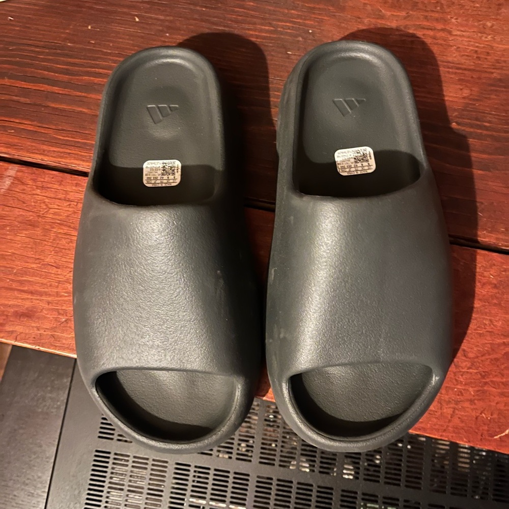 Yeezy slides in onyx
